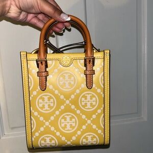 New worn, incredible condition. Comes from a loved closet